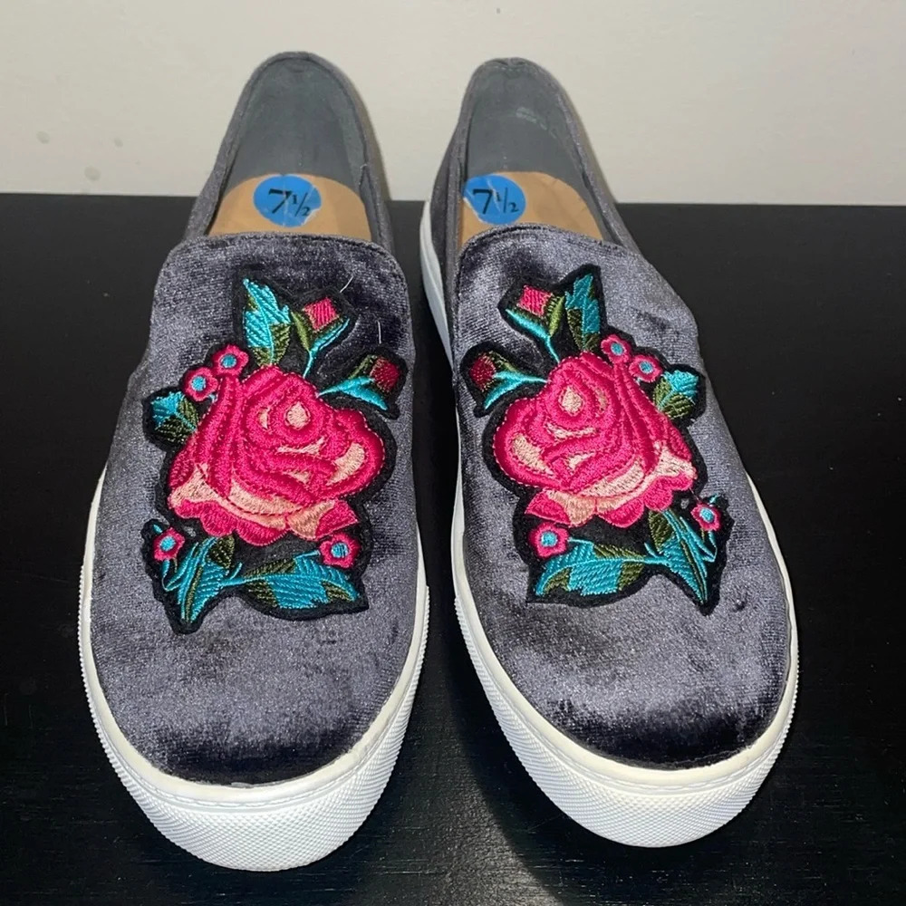 Dirty Laundry Slip Ons.  Size 7.5. Beautiful Rose Appliqué.